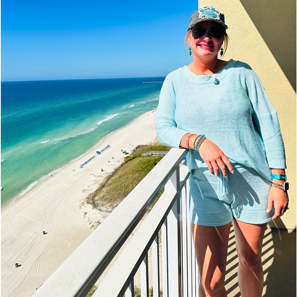 Hello! I’m Helen :) Like ♥️ this post to find my closet for future poshing! - Picture 1 of 13